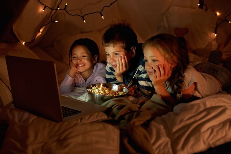 Kinderen kijken een film in een knuffeltentje